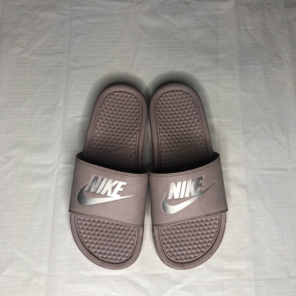 Nike slides. Women’s size 7, light purple.